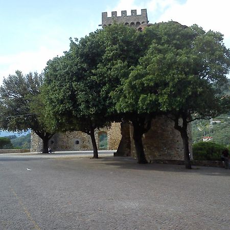 Hotel Dimora Garibaldi Castelnuovo Magra Esterno foto